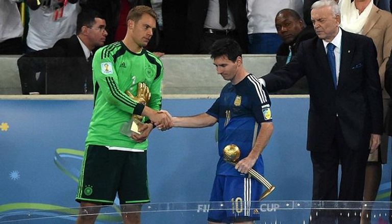 ليونيل ميسي ومانويل نوير بعد نهائي كأس العالم 2014