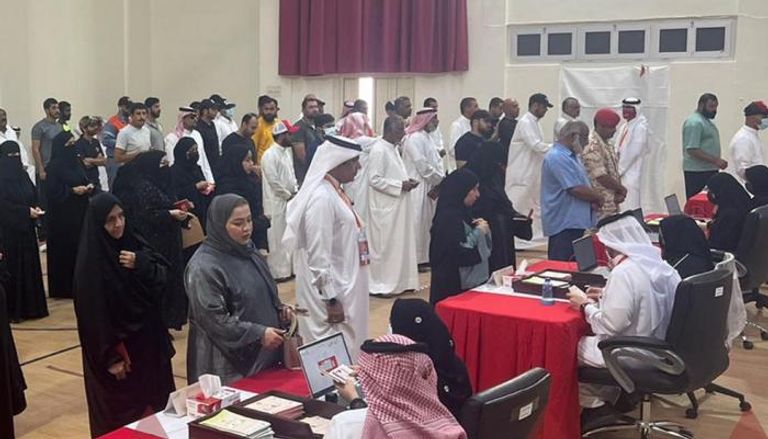 الناخبون البحرينيون يقترعون في جولة الإعادة 
