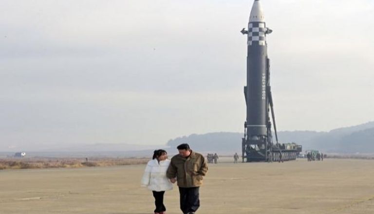 الزعيم الكوري الشمالي ممسكا بيد ابنته قبل إطلاق الصاروخ