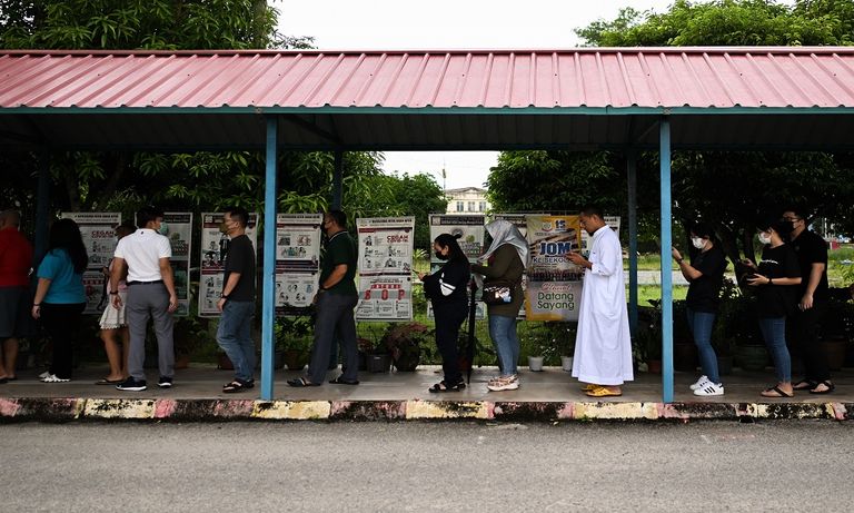 ناخبة ماليزية تدلي بصوتها في الانتخابات - الفرنسية