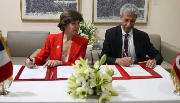 جانب من توقيع اتفاقية التمويل بين تونس وفرنسا