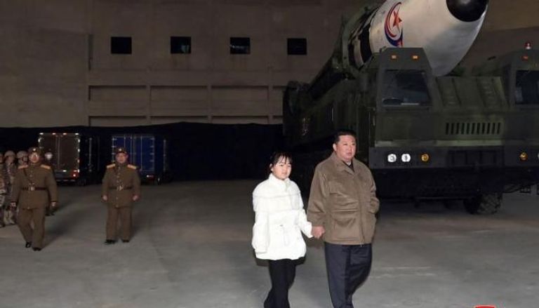 كيم وابنته أثناء إجراء كوريا الشمالية آخر تجربة صاروخية