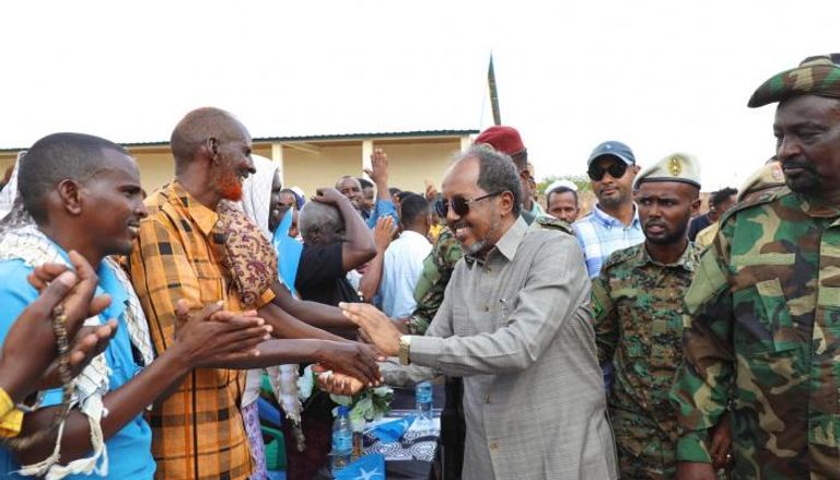 الرئيس الصومالي يتفقد جبهات الحرب ضد حركة الشباب