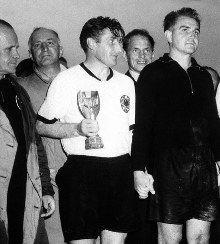 كأس العالم في حوزة ألمانيا سنة 1954 أشكال كأس العالم
