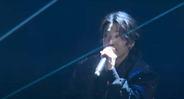 المغني الكوري الجنوبي جونجكوك أثناء الحفل