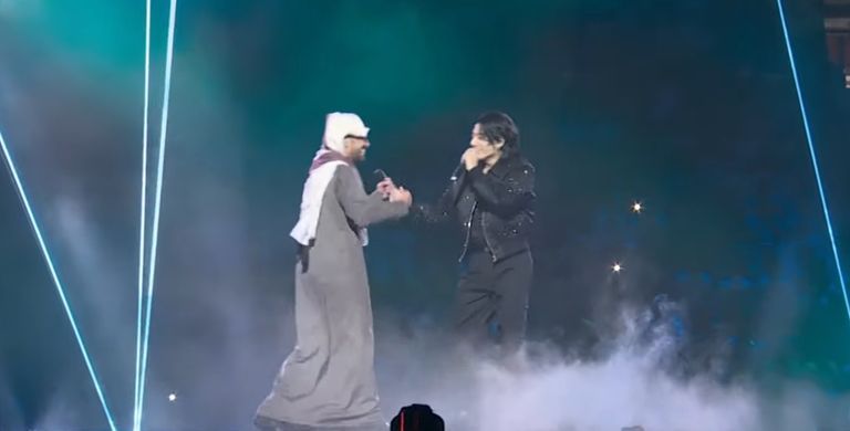 المغني الكوري الجنوبي جونجكوك أثناء الحفل