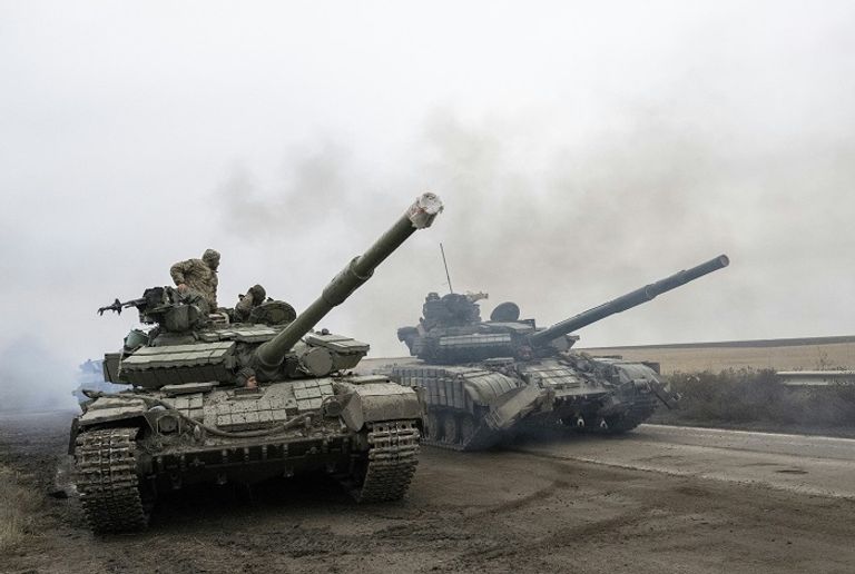 دبابات أوكرانية تشارك في القتال - أرشيفية