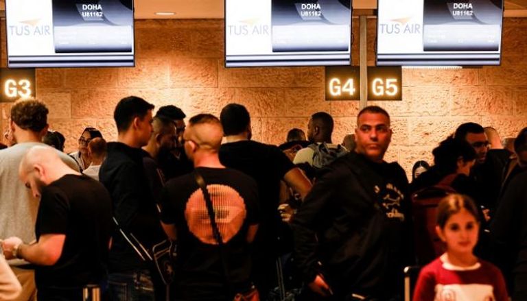 مشجعون إسرائيليون ينتظرون الصعود لطائرة الدوحة بمطار بن جوريون