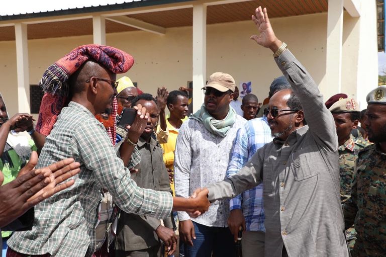 الرئيس الصومالي يتفقد جبهات الحرب ضد حركة الشباب