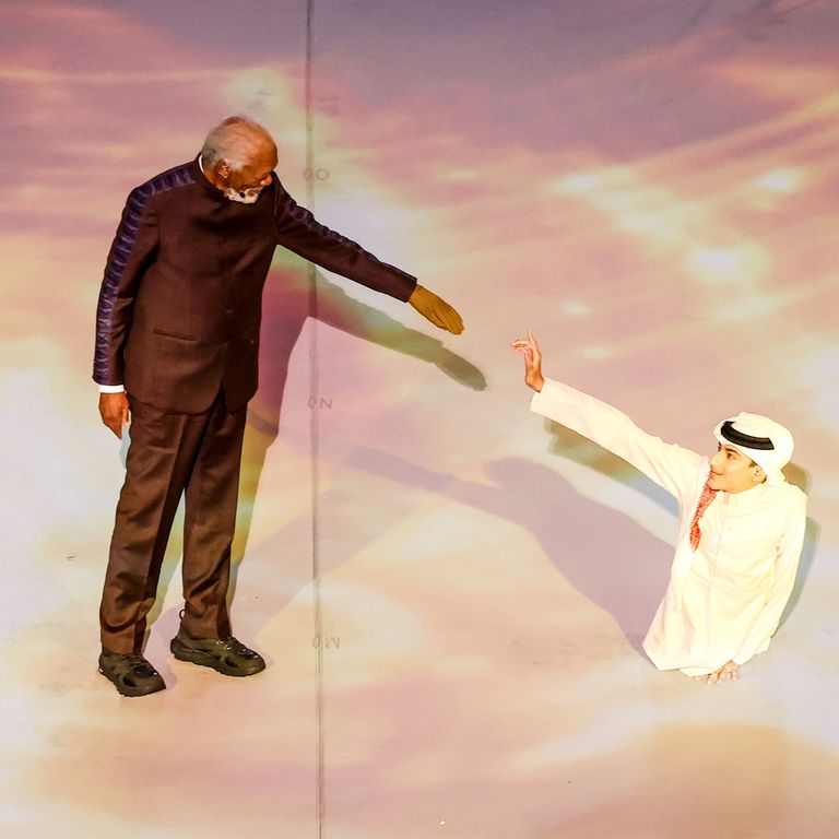 مورجان فريمان مع غانم المفتاح حسرة لاعبي منتخب قطر