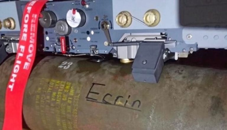 صورة لإحدى القنابل التي حملت اسم الضحيتين