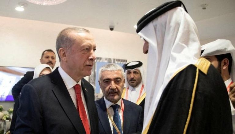أمير قطر والرئيس التركي خلال افتتاح كأس العالم لكرة القدم