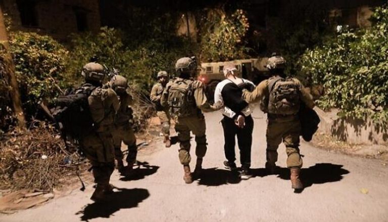 القوات الإسرائيلية تعتقل فلسطينيا خلال مداهمة في الضفة الغربية - أرشيفية