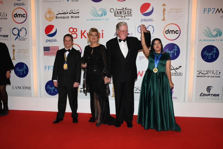 حسين فهمي وزوجته رفقة ذوي الهمم