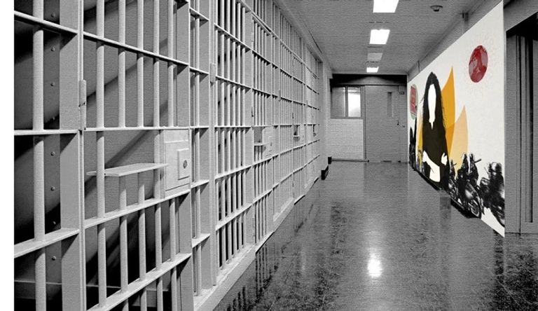 محتجات إيرانيات في مواجهة قنابل الغاز 