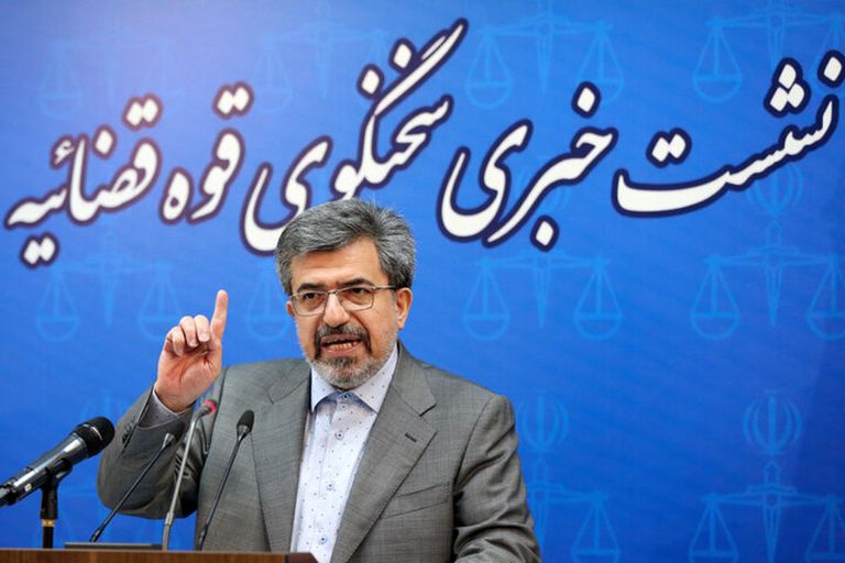 محتجات إيرانيات في مواجهة قنابل الغاز 