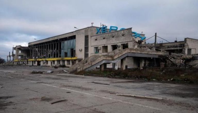 مبنى مدمر في مطار خيرسون الدولي في قرية تشورنوبايفكا - أ ف ب