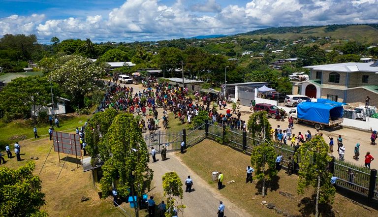 تجمع قرب شاطئ بجزر سيلمان