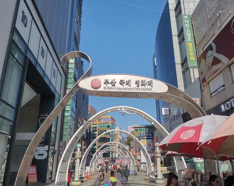 ساحة "BIFF" ممشى المشاهير أحد أماكن السياحة في بوسان