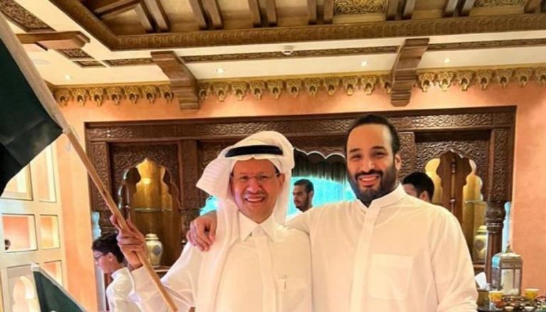 الأمير محمد بن سلمان يحتضن وزير الطاقة السعودي عقب المباراة