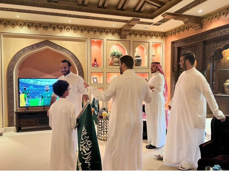 الأمير محمد بن سلمان يحتضن وزير الطاقة السعودي عقب المباراة