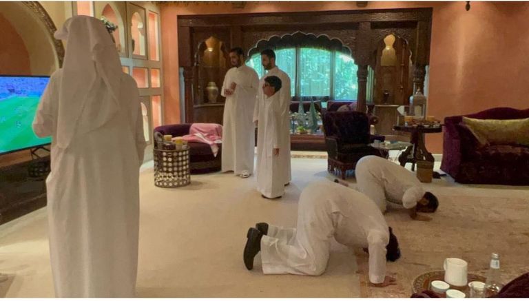 الأمير محمد بن سلمان يحتضن وزير الطاقة السعودي عقب المباراة