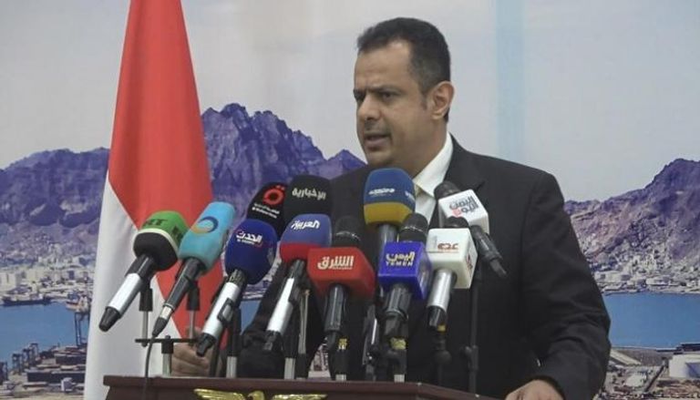 رئيس الحكومة اليمنية خلال المؤتمر الصحفي