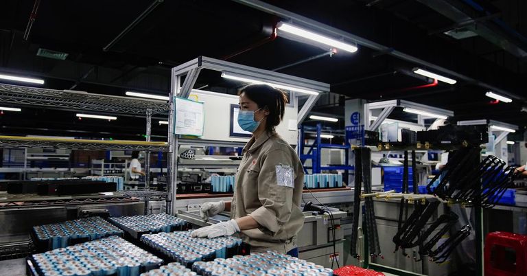 خط إنتاج شركة تصنيع بطاريات السيارات الكهربائية (EV) Octillion في مقاطعة Anhui الصينية - رويترز منجم الليثيوم بصحراء أتاكاما في تشيلي - رويترز