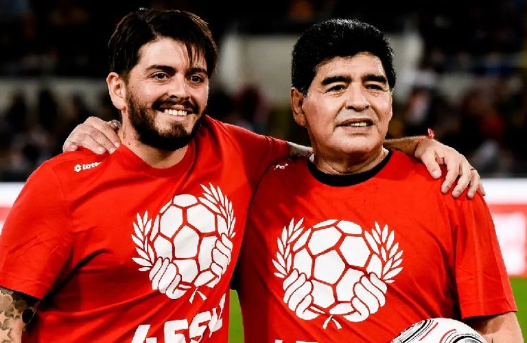 مارادونا ونجله ليونيل ميسي ودييجو مارادونا