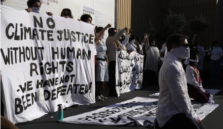 الوقفة الاحتجاجية التي نشرها موقع الأمم المتحدة مع بيان الحقوقيين