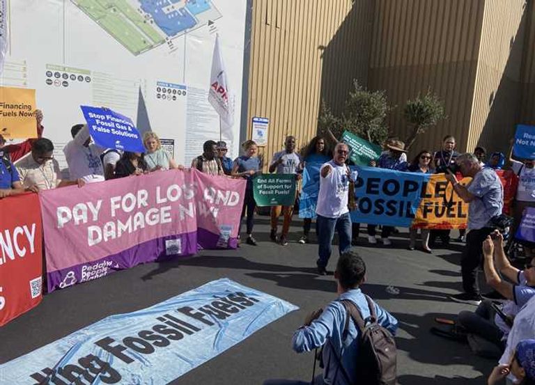 الوقفة الاحتجاجية التي نشرها موقع الأمم المتحدة مع بيان الحقوقيين