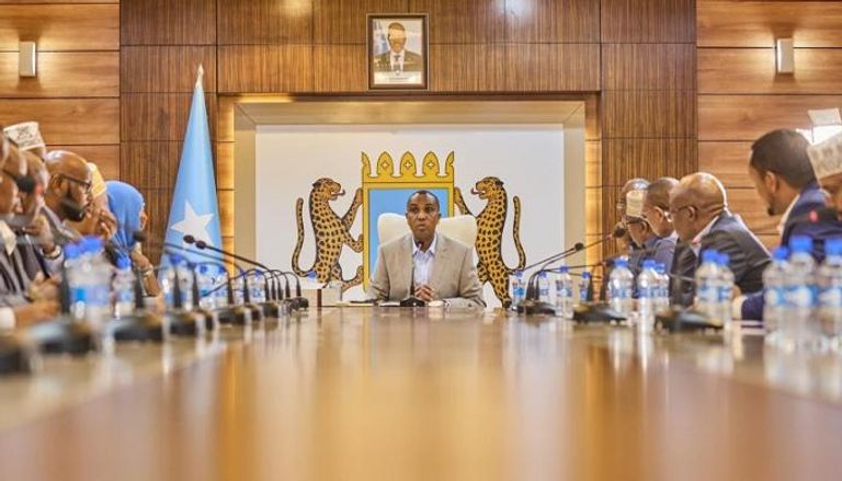 رئيس الوزراء الصومالي حمزة عبدي بري في اجتماع حكومي