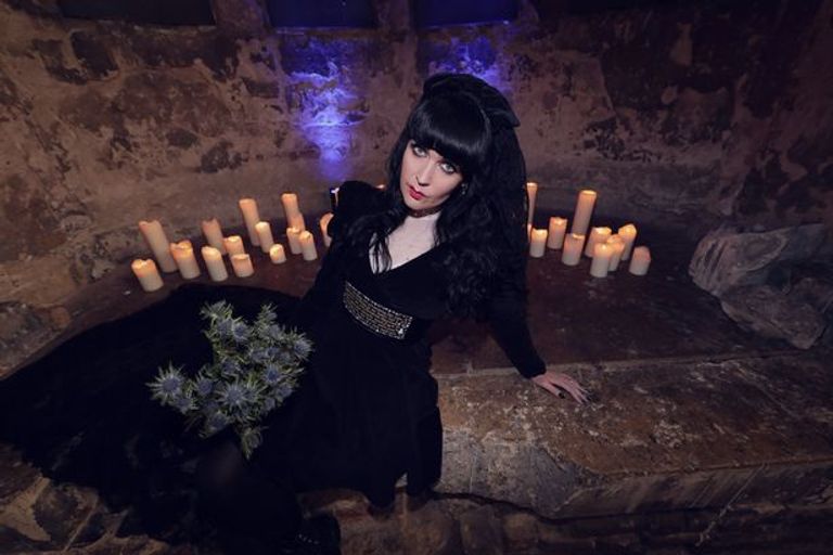 المغنية وكاتبة الأغاني بروكارد في أثناء حفل الزفاف