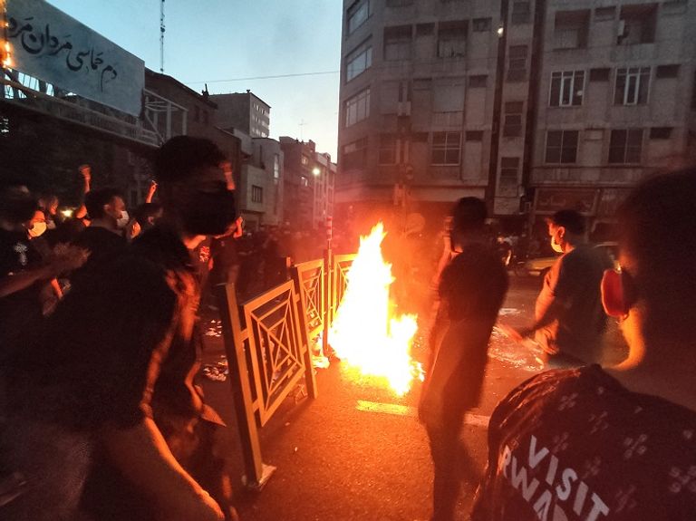 مظاهرات عارمة في طهران منذ مقتل الشابة مهسا أميني سيارة إسعاف إيرانية - أرشيفية