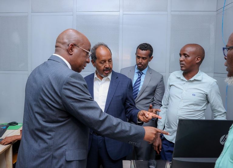 الرئيس الصومالي حسن شيخ محمود خلال تدشين القناة الجديدة الرئيس الصومالي حسن شيخ محمود خلال تدشين القناة الجديدة