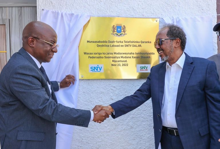 الرئيس الصومالي حسن شيخ محمود خلال تدشين القناة الجديدة الرئيس الصومالي حسن شيخ محمود خلال تدشين القناة الجديدة