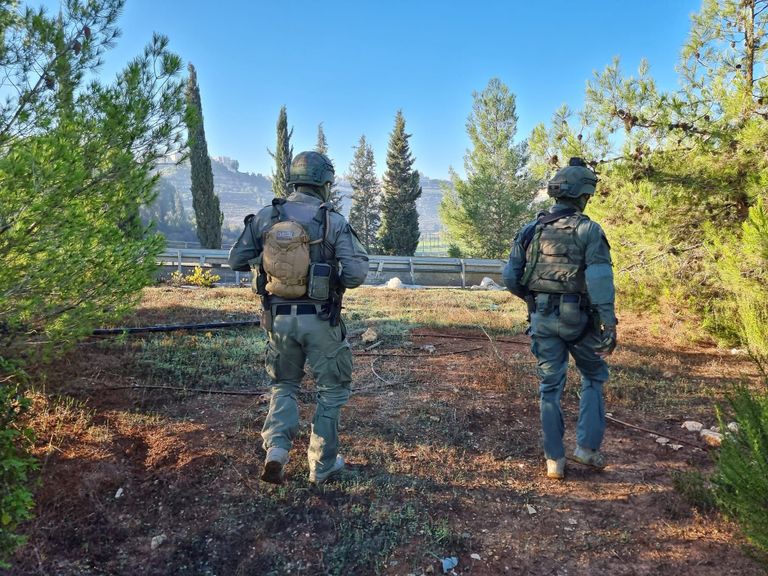 عناصر أمن إسرائيلية في محيط الانفجار