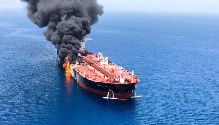 دخان يتصاعد جراء الهجوم على ناقلة النفط قبالة سواحل عمان