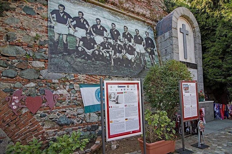 النصب التذكاري لفريق تورينو ضحية حادثة سوبرجا الجوية منتخب إيطاليا بطل كأس العالم 1938