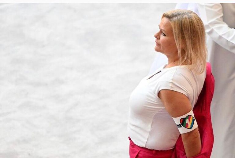 وزيرة الداخلية الألمانية من ملعب المباراة