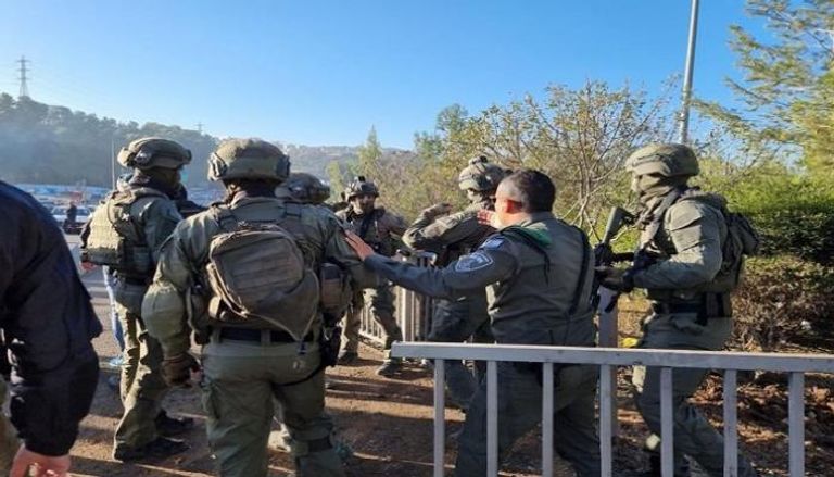 الشرطة الإسرائيلية في أحد موقعي التفجير بالقدس الغربية