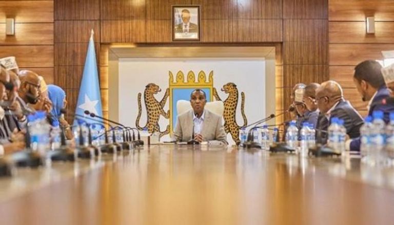 رئيس الوزراء الصومالي حمزة عبدي بري في اجتماع حكومي