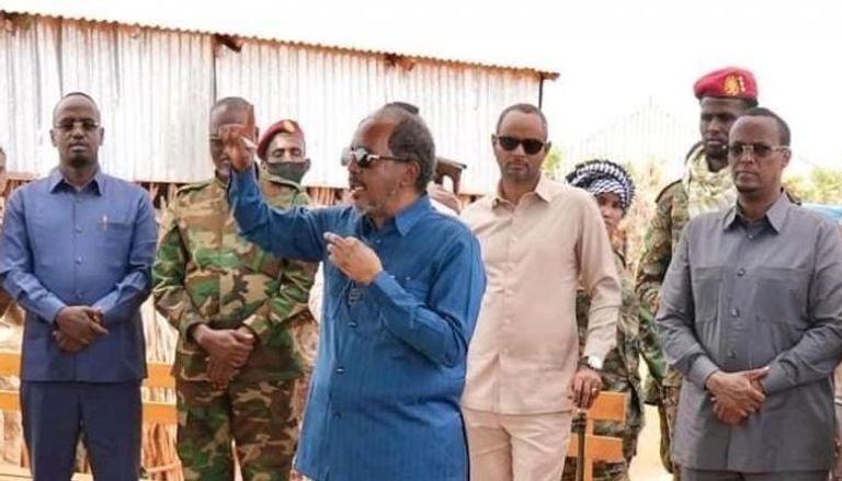 الرئيس الصومالي خلال زيارة بلدة نور دوغلي بولاية هيرشبيلى