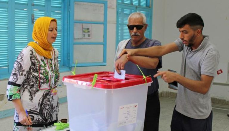 تونسيون يشاركون في اقتراع سابق