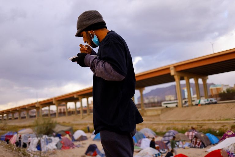 مهاجر من فنزويلا في مخيم بالمكسيك وفد السلطة في فنزويلا عقب محادثات مع المعارضة
