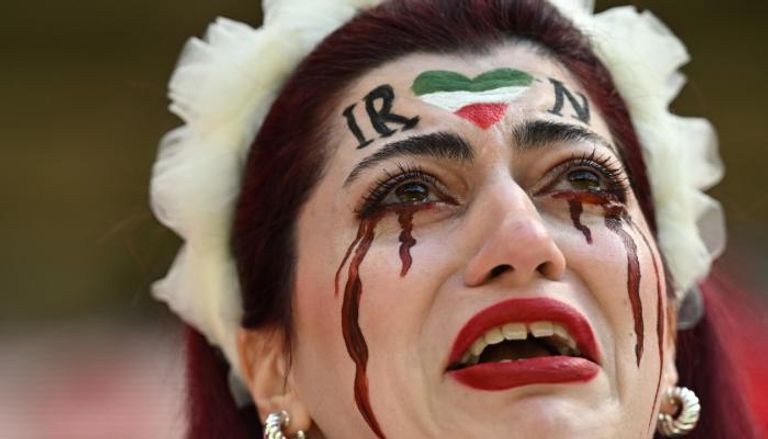 إيرانية تبكي في مدرجات ملعب المبارات بين إيران وويلز