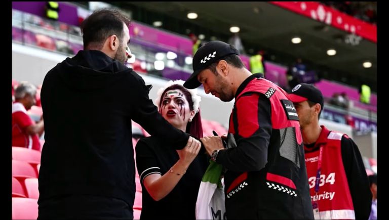 إيرانية تبكي في مدرجات ملعب المبارات بين إيران وويلز