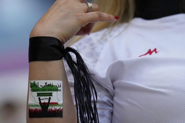 إيرانية تبكي في مدرجات ملعب المبارات بين إيران وويلز