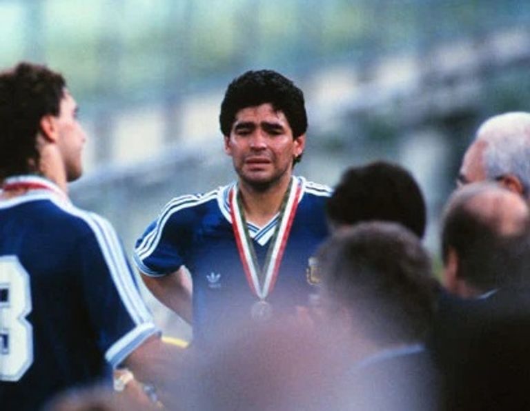 بكاء مارادونا دييجو مارادونا يحمل كأس العالم