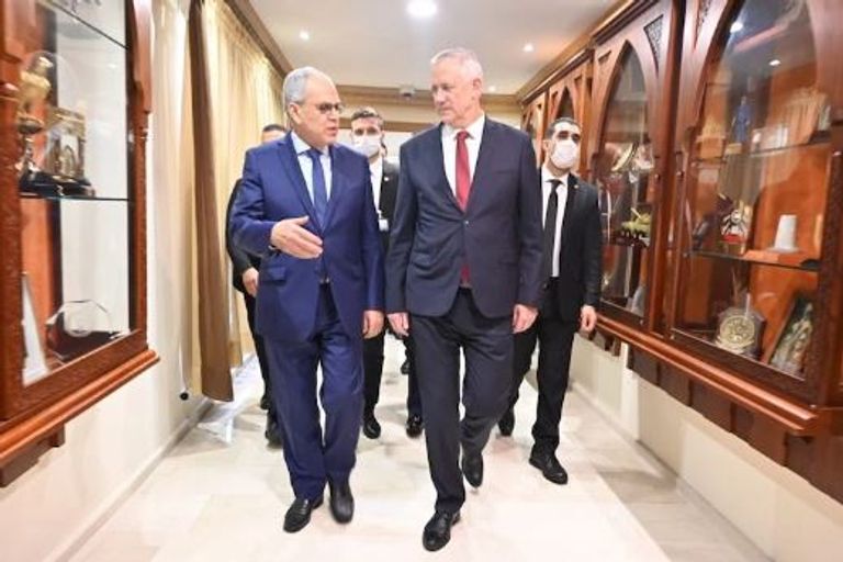 جانتس مع عبد اللطيف لوديي الوزير المنتدب لدى رئيس الحكومة المغربية المكلف بإدارة الدفاع الوطني علما المغرب وإسرائيل